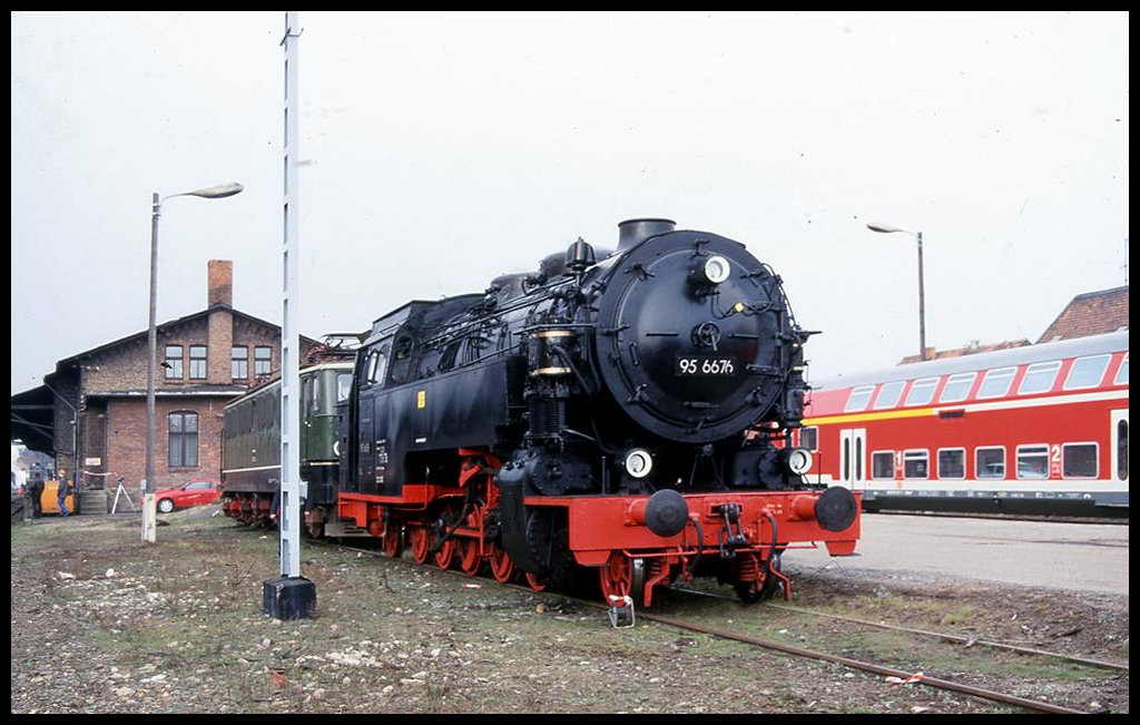Am 27.3.1999 fand im Bahnhof Wernigerode anläßlich 100 Jahre HSB eine Fahrzeugschau statt.
Ausgestellt war auch die selten zu sehende schwere Mammut der Rübelandbahn mit der Reichsbahn Nummer 956676.