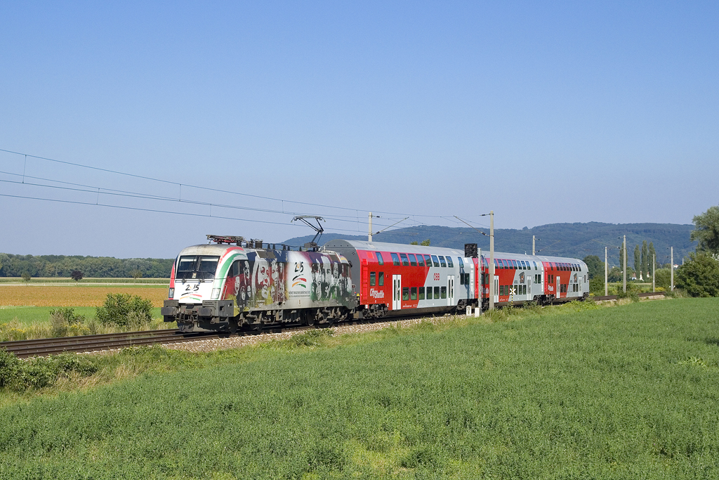Am 28. August 2016 ist MÁV 470 003  Német-Magyar barátság éve  mit dem Regionalexpress 2120 von Wien Franz-Josefs-Bahnhof nach Ziersdorf unterwegs und konnte bei Muckendorf-Wipfing festgehalten werden. 