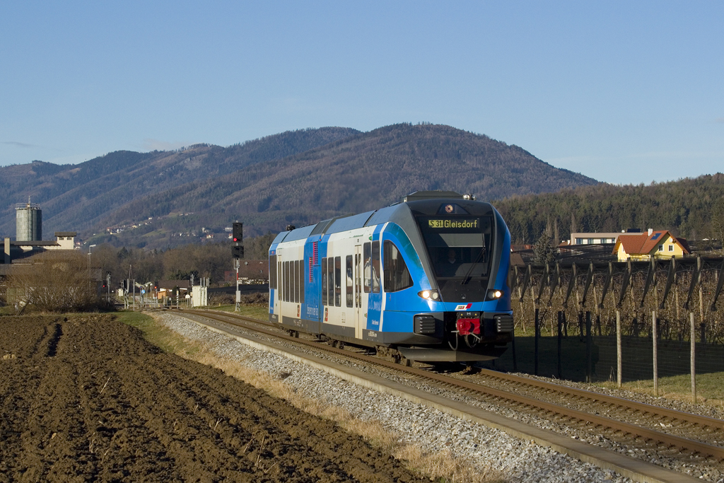 Am 28. Dezember 2018 ist 5062 003, welcher sich in den Farben der S-Bahn Steiermark präsentiert, als SB 8680 von Weiz Nord nach Gleisdorf bei Unterfladnitz unterwegs.