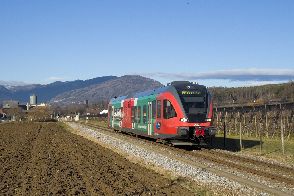 Am 28. Dezember 2018 präsentiert sich mit dem 5062 002 der einzige noch in den ehemaligen Hausfarben gehaltene 5062 der Steiermarkbahn als SB 8626 (Weiz - Graz Hauptbahnhof) und konnte bei Unterfladnitz fotografiert werden.