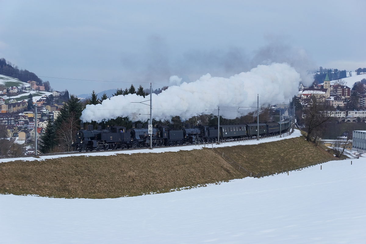 Am 28.02.2015 organisierte der Verein Dampfgruppe Zürich eine Rundfahrt um den Säntis mit den Dampfloks A 3/5 705 und Eb 3/5 5819. Da die Nachfrage sehr gross war, wurden auch die B 3/4 1367 und zusätzliche Wagen eingesetzt.
Die Reise führte von Zürich über Sargans, Buchs, St. Gallen, durch das Toggenburg, Rapperswil  wieder zurück nach Zürich. Ab St.Gallen verkehrte der Zug mit einer Dreifachtraktion, angeführt von der Eb 3/5 5819. Ich konnte das Gespann ausgangs Herisau ablichten, leider hatte sich da die Sonne bereits hinter den Hügeln verzogen.
