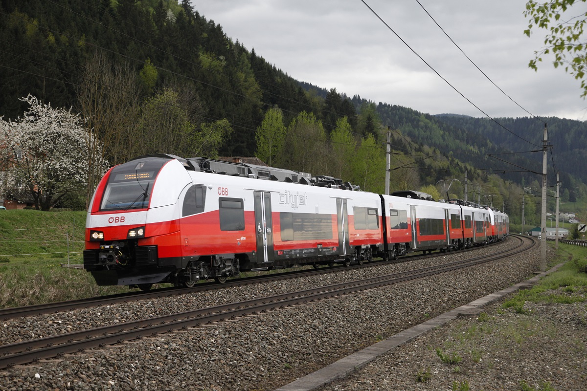 Am 28.04.2015 wurden zwei neue Cityjet von Villach nach Wien überstellt. Das Bild mit dem 4746 003 an der Zugspitze entstand zwischen Niklasdorf und Bruck an der Mur.