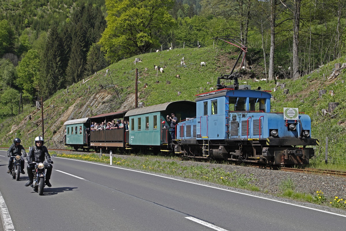 Am 28.04.2018 war diesjährige Saisoneröffnung der Breitenauerbahn. Der Verein  Freunde der Breitenauerbahn  feiert an diesem Tag sein zehnjähriges bestehen.
Die Züge waren an diesem Tag mit einer Tafel versehen die auf dieses Jubiläum erinnert. Hier zu sehen die E3 bei Schafferwerke.