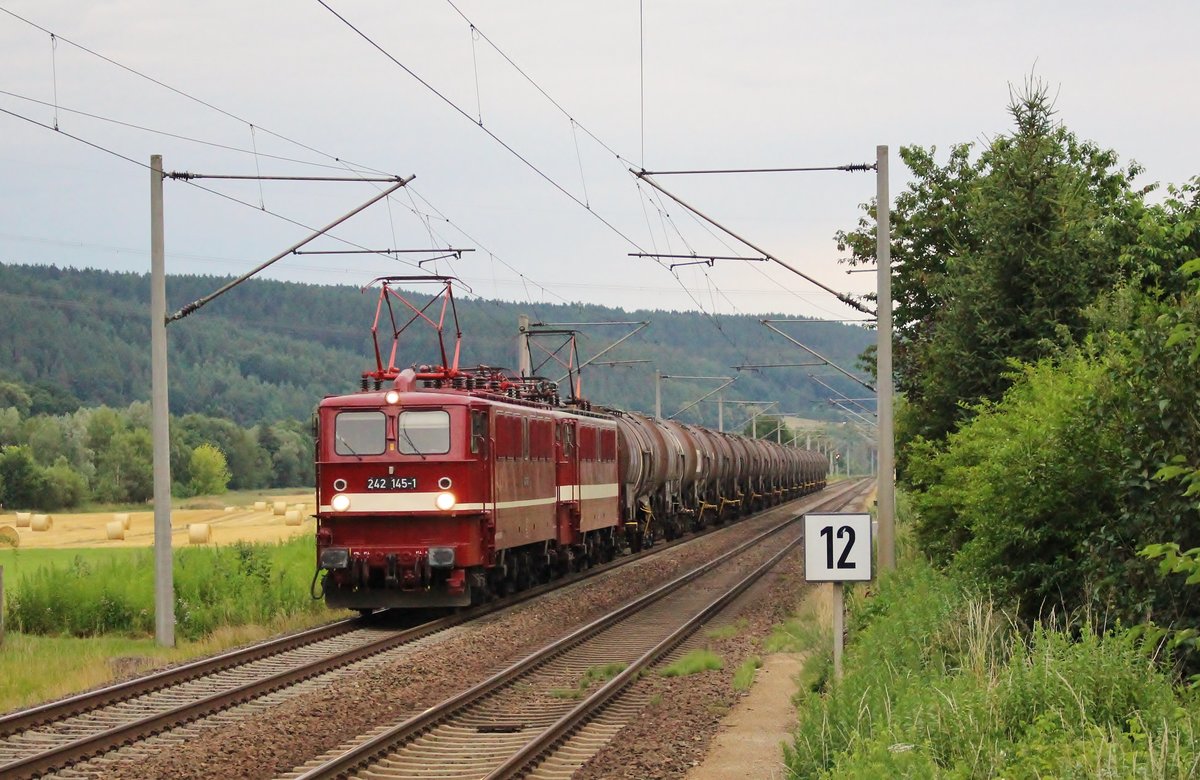 Am 28.06.18 kamen die zwei Schönheiten der EBS (242 145-1 und 242 110-5) mit einem Kesselzug aus Vohburg durch Großeutersdorf bei Orlamünde.