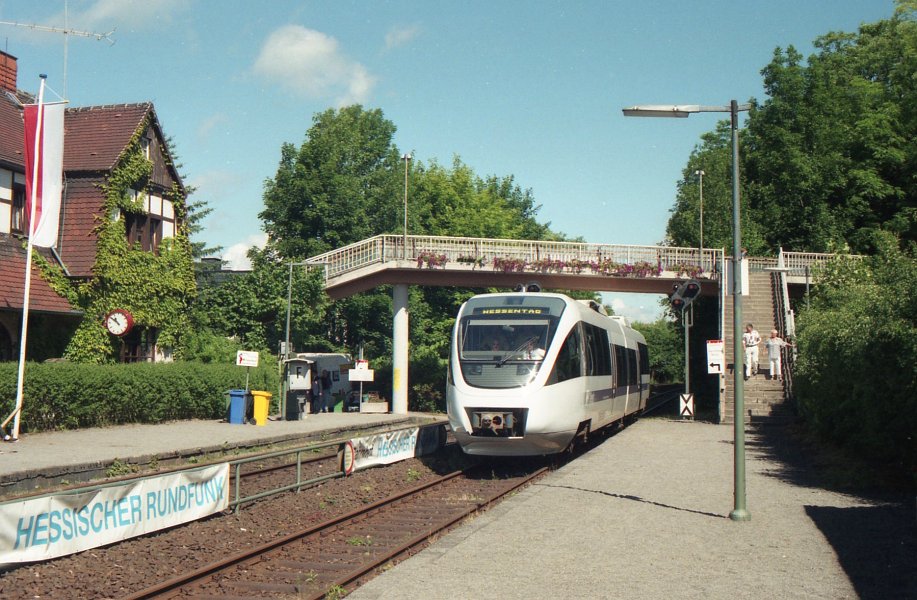 Am 28.06.1997 pendelte der Prototyp-Talent während des Hessentags zwischen Korbach und Korbach Süd, hier bei der Ankunft am Bahnsteig der stillgelegten Strecke nach Bad Wildungen in Korbach Süd