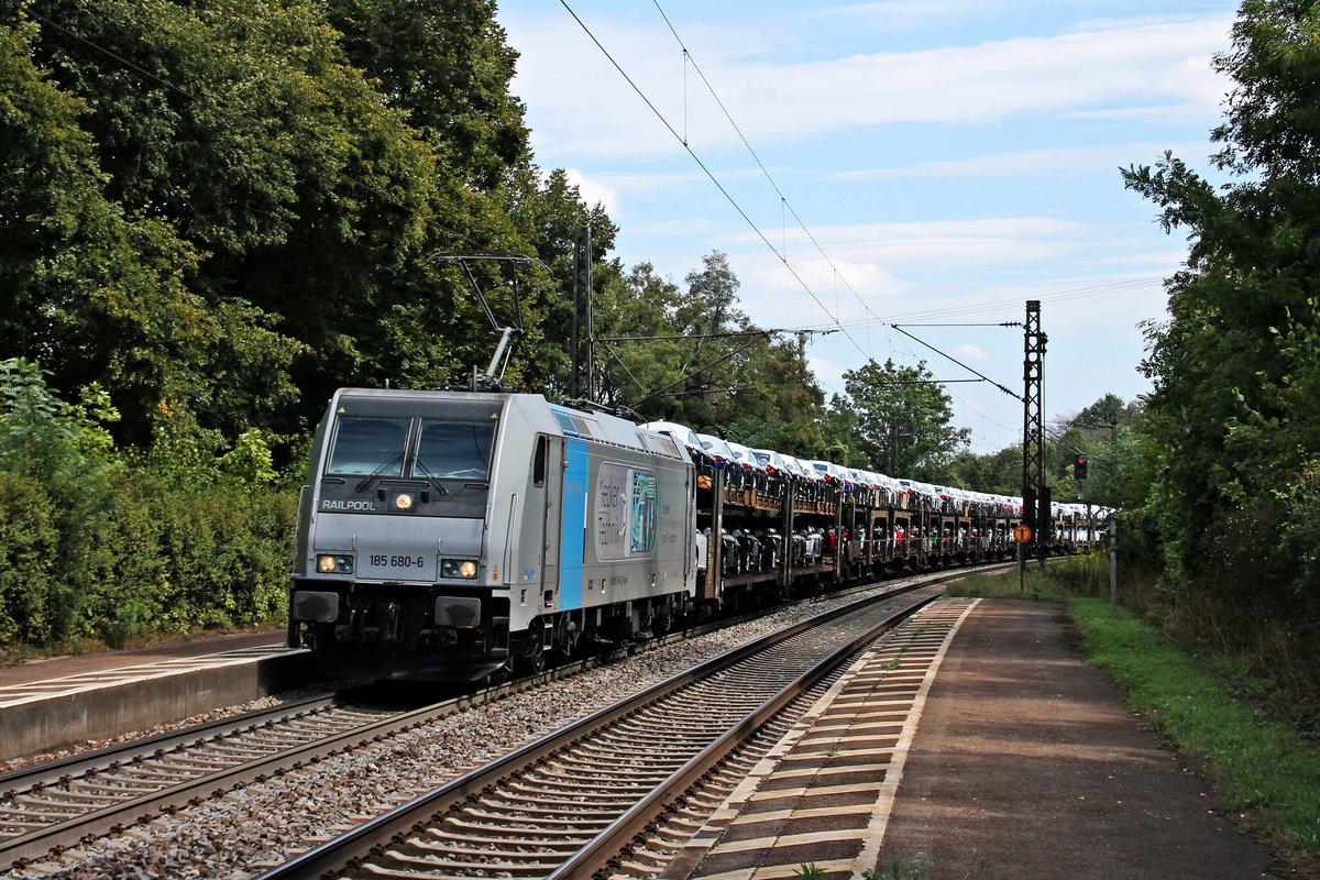 Am 28.08.2015 fuhr Railpool/RTB Cargo 185 680-6  Lecker Technik  mit einem Autozug nach Norddeutschland durch den Haltepunkt Etterzhausen in Richtung Nürnberg.