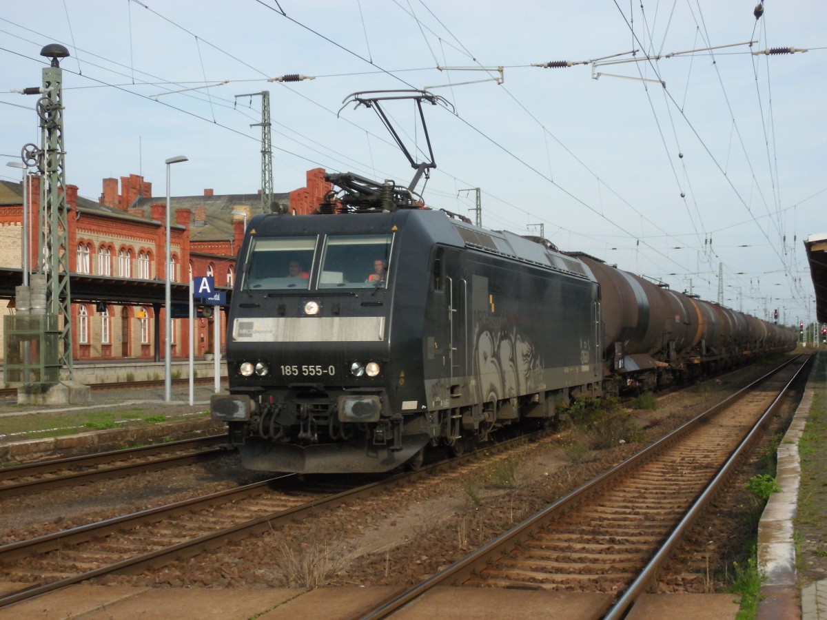 Am 28.09.2014 kam 185 555 mit einem Kesselzug aus Richtung Magdeburg nach Stendal und fuhr weiter in Richtung Wittenberge.