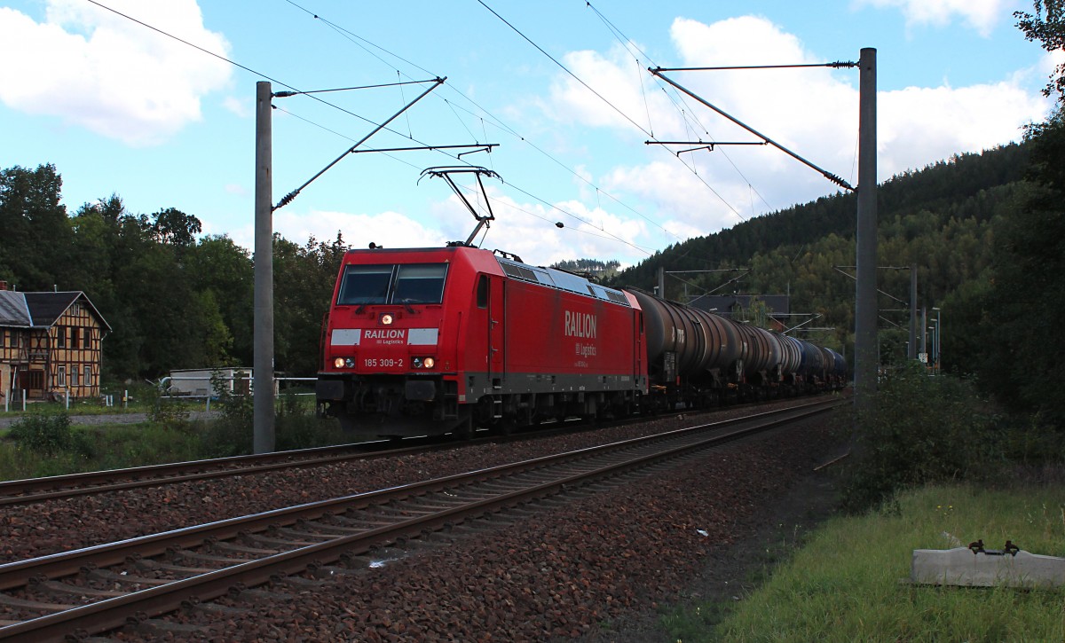 Am 28.09.2015 fährt 185 309-2 mit einem Kesselzug durch Unterloquitz, fotografiert am Bahnübergang in Unterloquitz