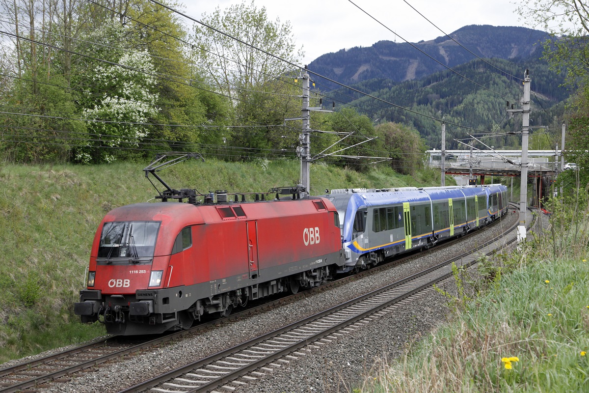 Am 28.April.2015 wurden zwei neue Dieseltriebwagen Typ ATR220TR von Polen kommend nach Italien überstellt. In Österreich wurde die Strecke Breclav - Wien - Bruck/Mur - Villach - Tarvis befahren. Das Bild zeigt den mit der 1116 253 bespannten Sondergüterzug in Leoben.