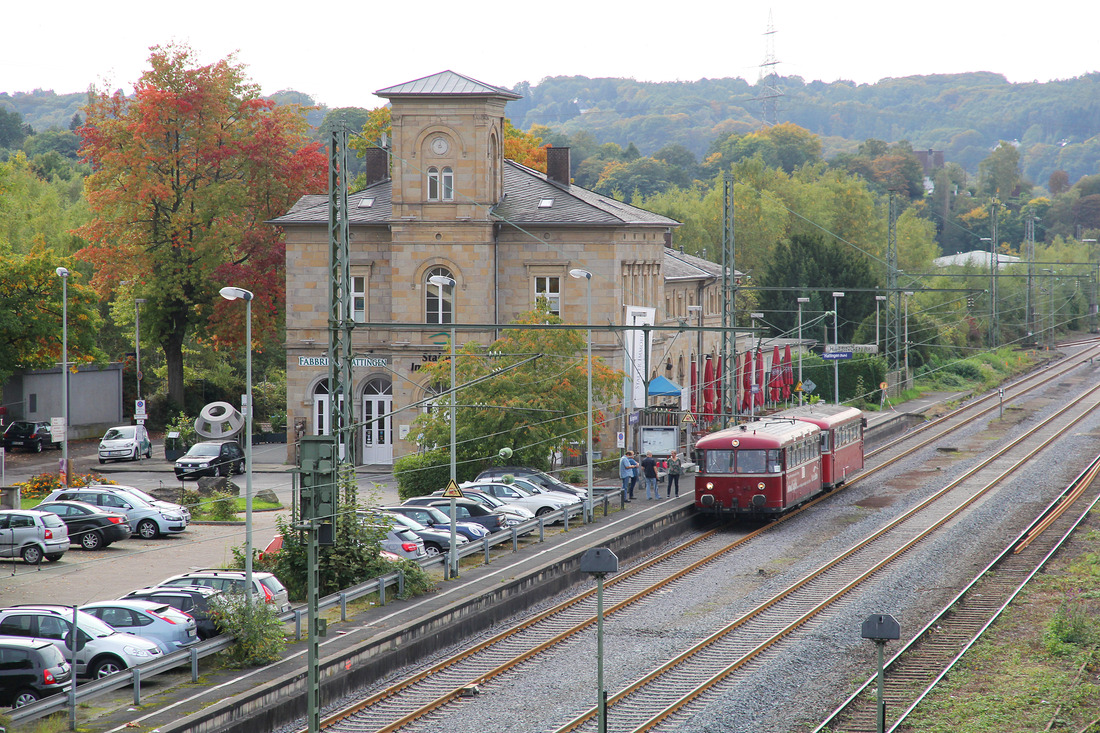 Am 29. September 2017 konnte ich bzw. am Bahnhof Hattingen (Ruhr) diese Schienenbus-Garnitur fotografieren,
deren Fahrzeugnummern mir jedoch unbekannt sind.