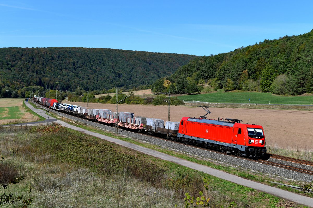 Am 29. September 2018 wies der EZ 51187 von Seelze Mitte nach München Nord Rbf eine schöne Zusammenstellung auf. Bemerkenswert waren insbesondere die schweren Granitblöcke, die auf den ersten fünf Wagen transportiert wurden. Als Zuglok fungierte die noch im Neuzustand befindliche 187 141. Aufnahmeort war Harrbach im Maintal. 