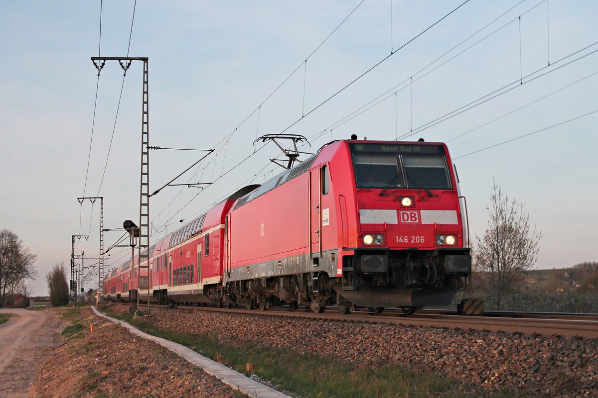 Am 29.03.2017 bespannte die 146 206 einen RegionalExpress von Offenburg nach Basel Bad Bf, als sie auf der KBS 703 kurz vor Müllheim (Baden) gen Süden unterwegs war.