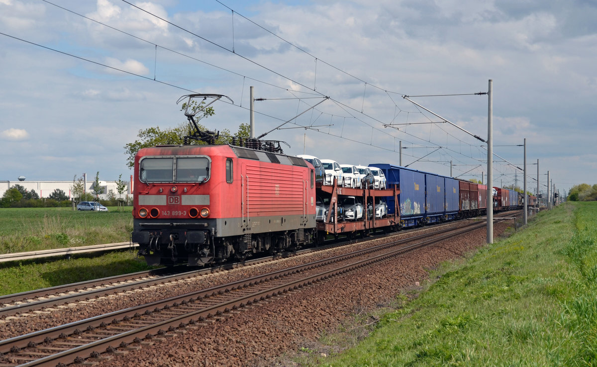 Am 29.04.17 führte 143 899 einen Autologistiker von Zwickau-Mosel nach Braunschweig durch Rodleben Richtung Magdeburg.
