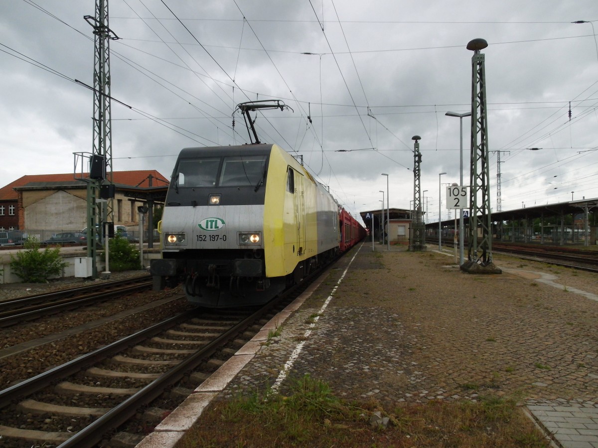 Am 29.05.2014 kam 152 197 mit einem VW Autozug aus Richtung Berlin nach Stendal und fuhr weiter in Richtung Hannover nach Emden Terminal.
