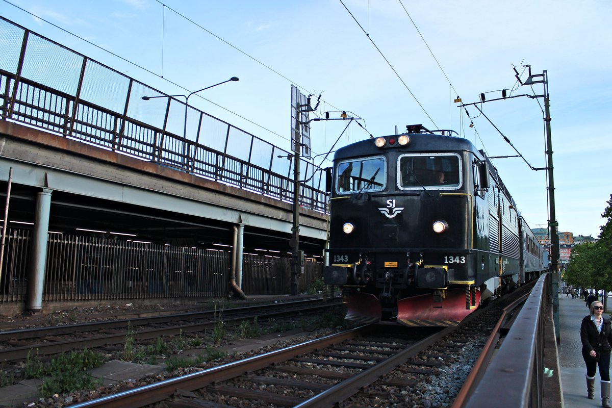 Am 29.05.2015 fuhr SJ RC6 1343 mit einem Regionaltåg kurz hinter dem Söderledstunneln auf dem südlichen Teil der Centralbron gen Stockholm C.