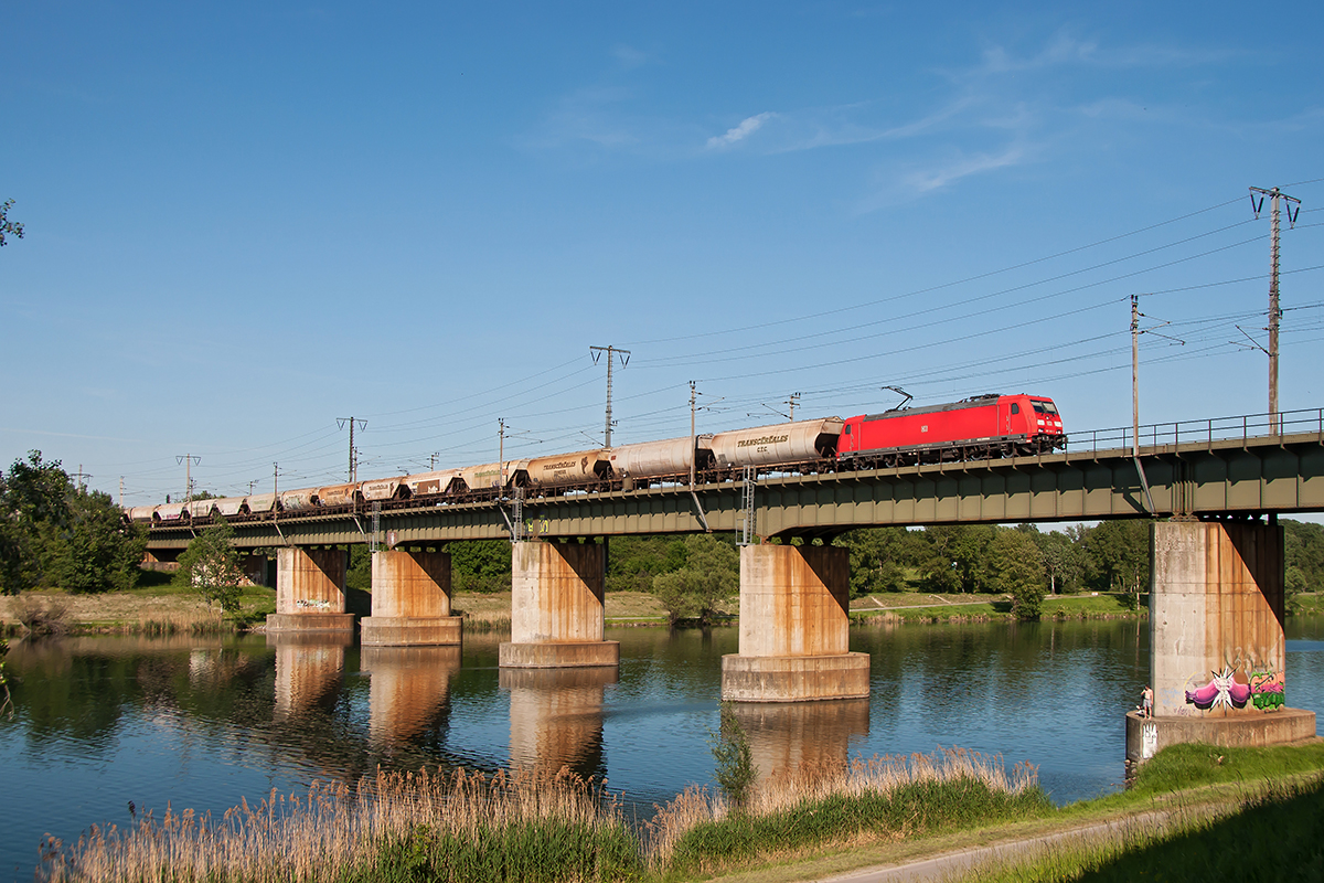 Am 29.05.2017 konnte die DB Baureihe 185 mit einem Güterzug auf der Ostbahnbrücke über die neue Donau in Wien abgelichtet werden.