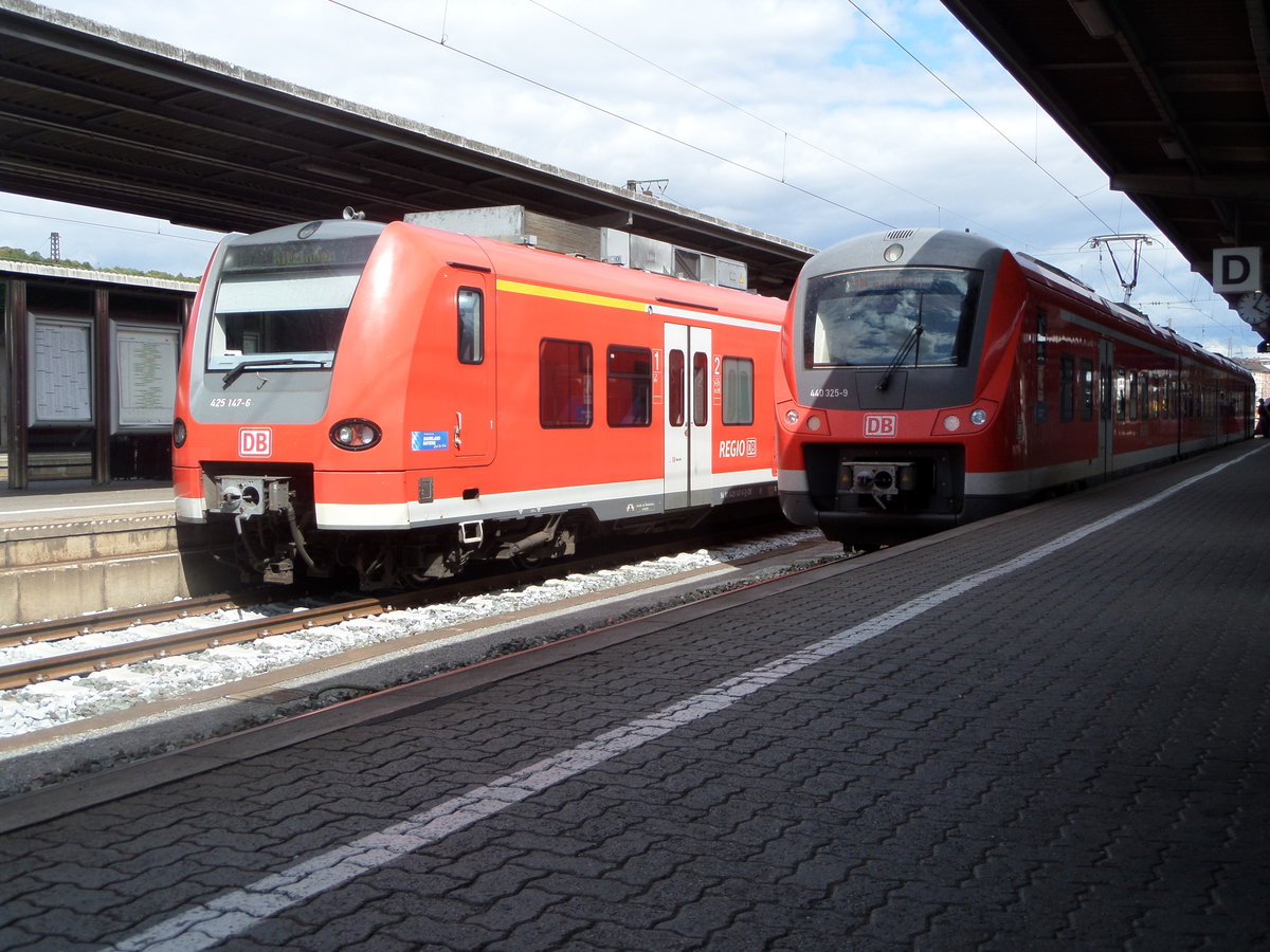 Am 29.06.2014 steht 440 325 (als RB nach Bamberg) neben 425 147 (als RB nach Kitzingen). Dieses Bild ist inzwischen historisch, da 425 147 nun in Frankfurt Stationiert ist.