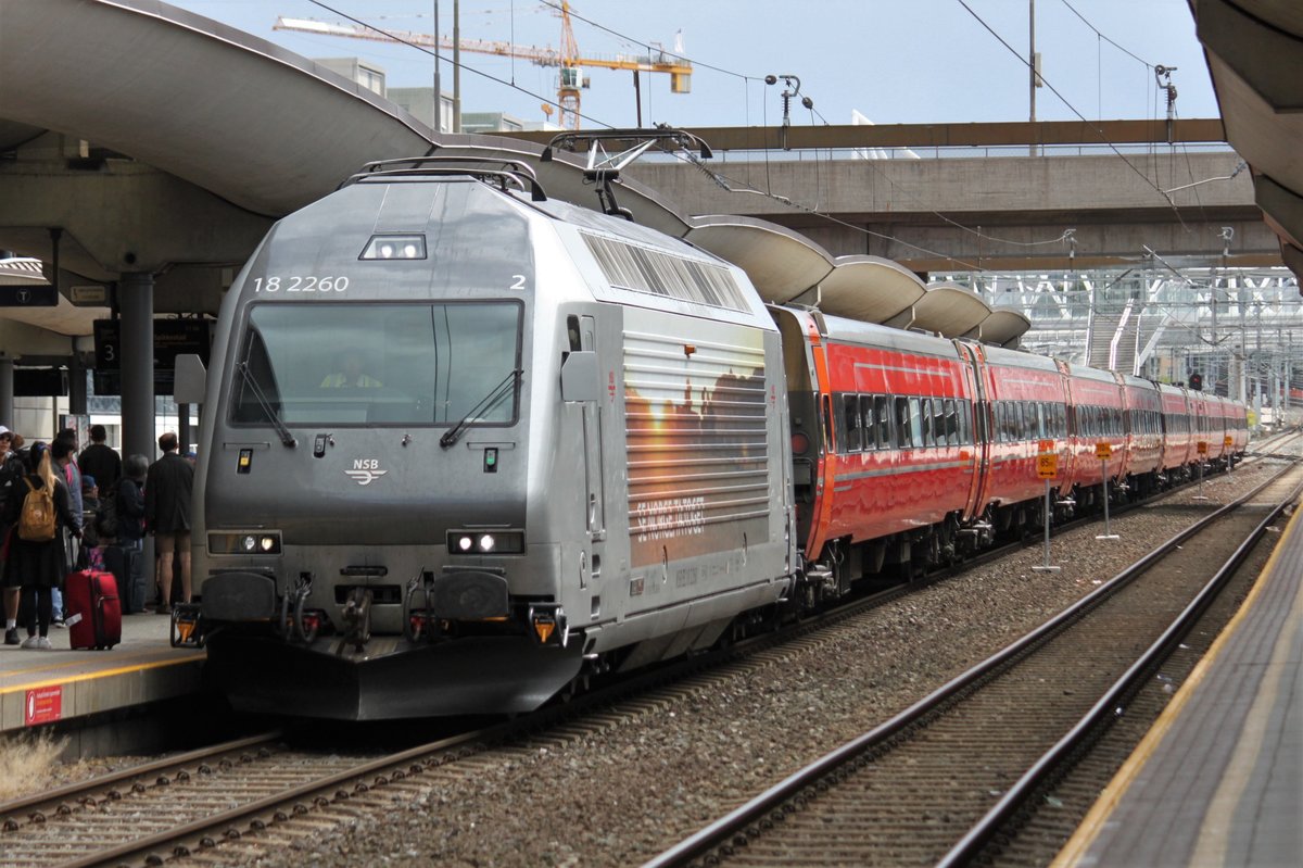 Am 29.07.2017 wird REG 601 nach Bergen im Bahnhof Oslo S bereitgestellt.