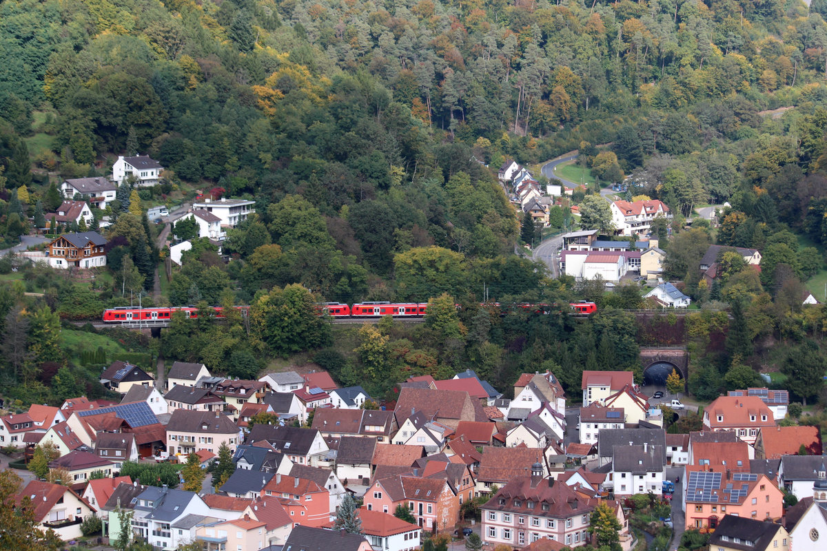Am 29.09.2017 verlässt eine S1 nach Homburg Neckargerach in Richtung Zwingenberg.