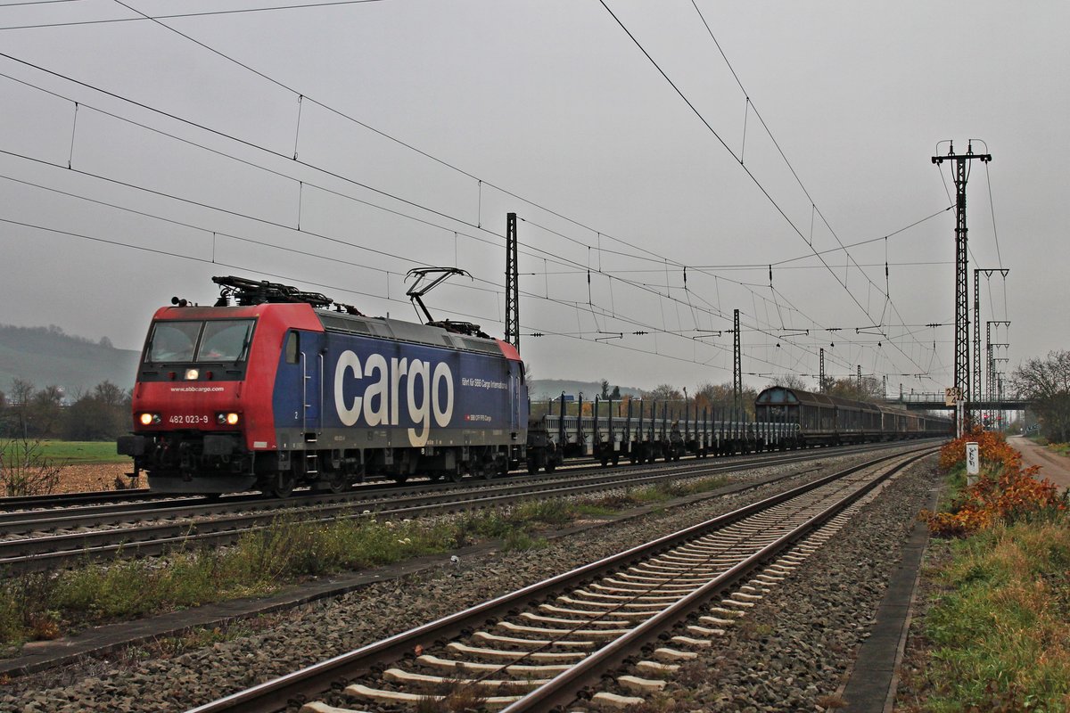 Am 29.11.2014 bespannte Re 482 023-9  fährt für SBB Cargo International  den leeren Saarrail-Güterzug, als sie durch Müllheim (Baden) gen Norden fuhr.