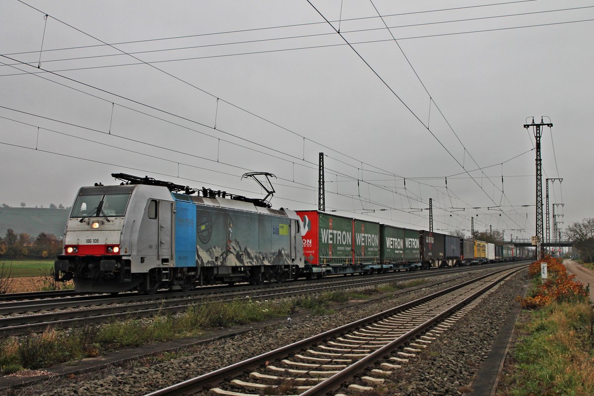 Am 29.11.2014 fuhr 186 109 mit einem Containerzug in die Niederlande durch Müllheim (Baden) gen Freiburg.
