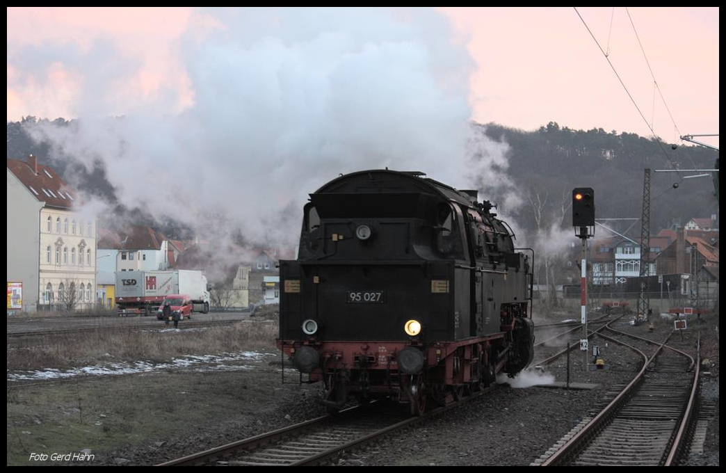 Am 29.1.2017 war mal wieder Dampf auf der Rübelandbahn zwischen Blankenburg und Rübeland im Harz zu erleben. Die  Bergkönigin  95027 hatte hier bei Sonnenuntergang ihre Fahrt gerade beendet und rangierte zum Abschluss im Bahnhof Blankenburg.