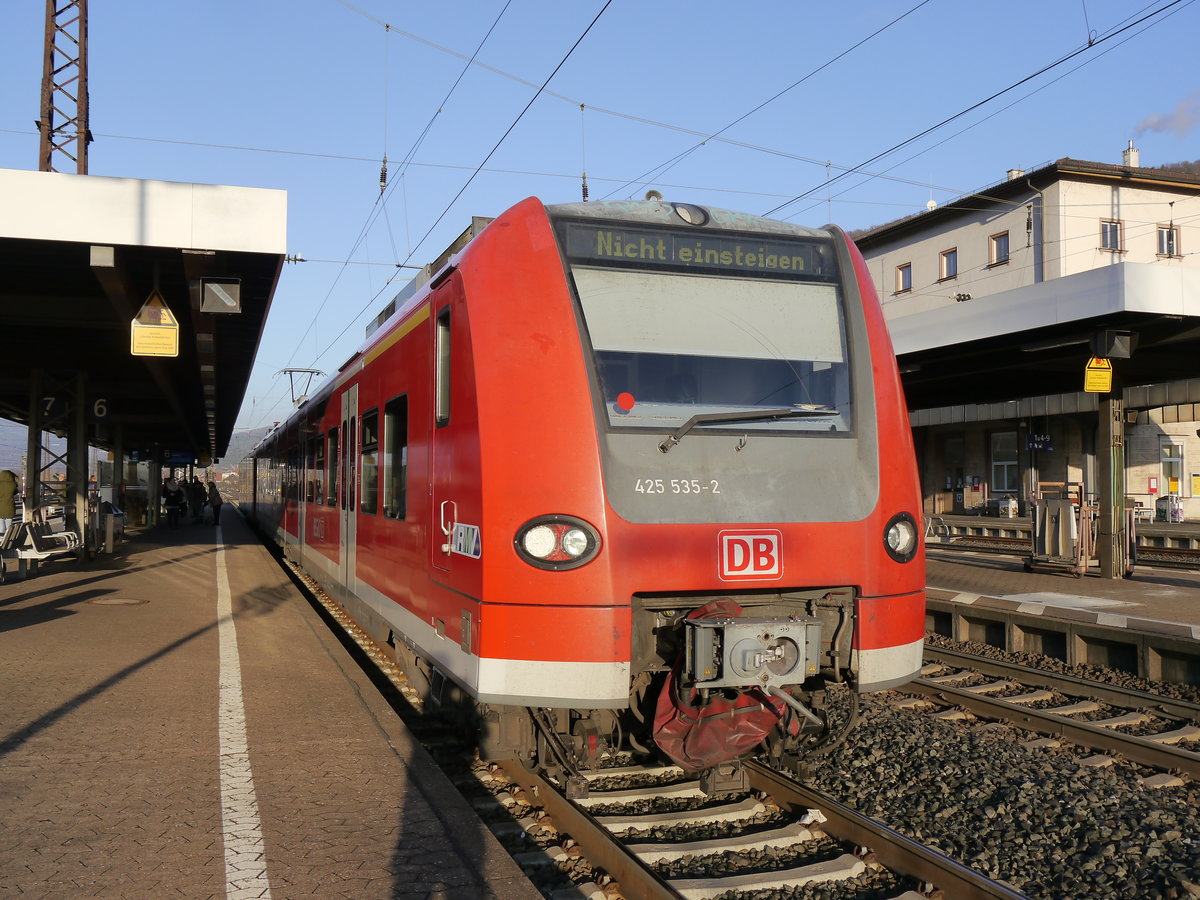Am 29.12.2016 kommt 425 035 als RB 58027 aus Jossa in Gemünden an.