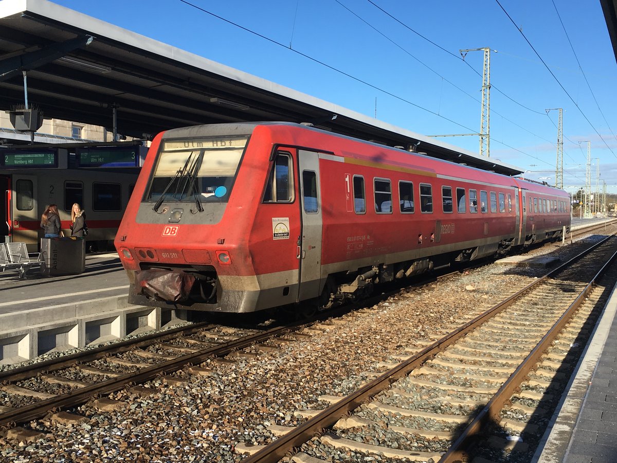 Am 29.12.2017 sonnt sich 611 011 in Aalen, während er auf die Rückfahrt als IRE nach Ulm wartet.