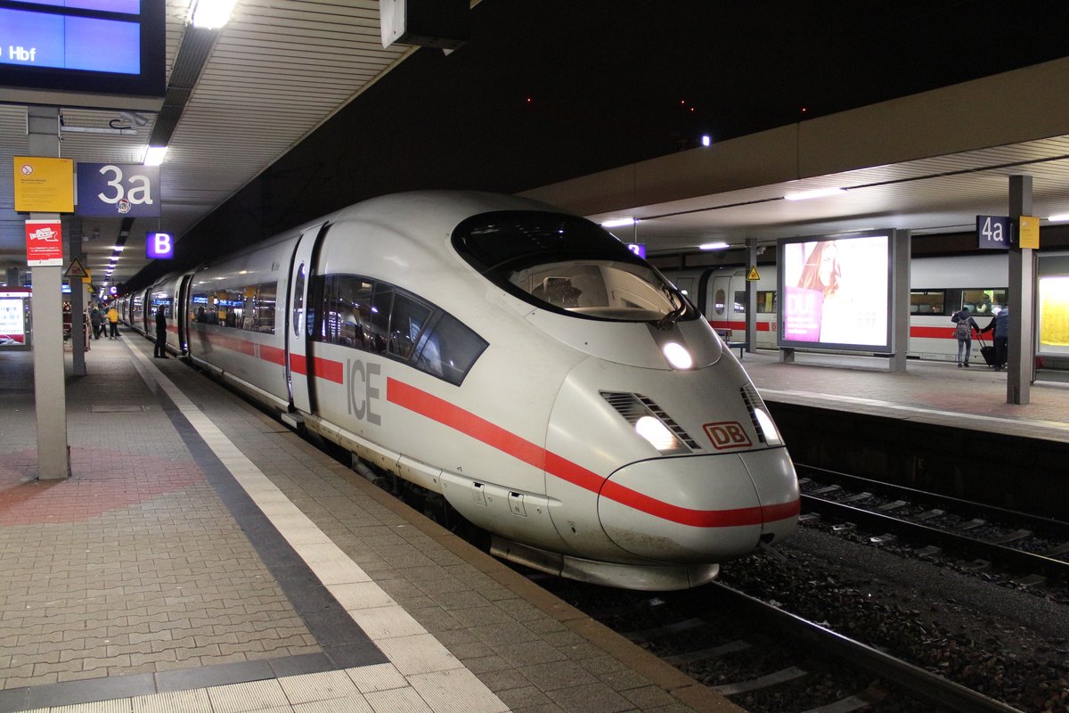 Am 29.12.2017 steht ICE1110 nach Köln im Hauptbahnhof Mannheim.