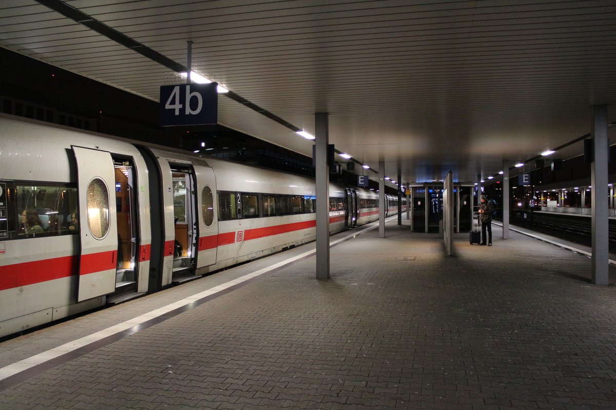 Am 29.12.2017 steht ICE373 nach Interlaken im Hauptbahnhof Mannheim.