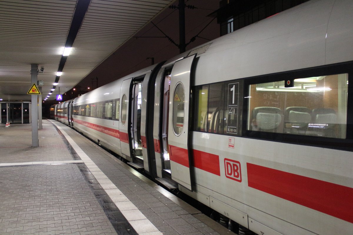 Am 29.12.2017 steht ICE592 nach Leipzig im Hauptbahnhof Mannheim.