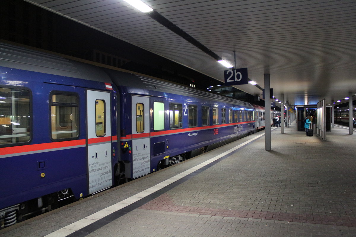 Am 29.12.2017 steht der Nightjet 470/40470 nach Berlin und Hamburg im Hauptbahnhof von Mannheim. Die Wagenreihung an diesem Tag war eine kleine Katastrophe. Erst die falsche Wagenreihung. Dann hat der Wagenstandsanzeiger am Bahnsteig zu viele Schlafwagen angekündigt und am Hamburger Zugteil hingen Zuglaufschilder des EN464 Graz-Zürich.