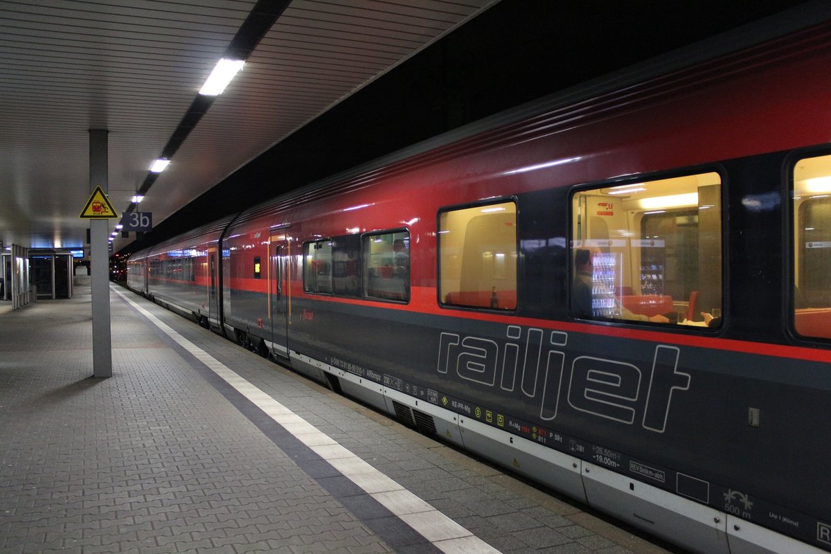 Am 29.12.2017 steht RJ1066 aus Budapest im Bahnhof Mannheim.