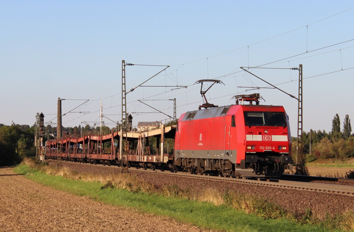 Am 2.Oktober 2013 war DBSR 152 039 mit leeren Autowagen bei Elze(Han) auf dem Weg Richtung Sden.