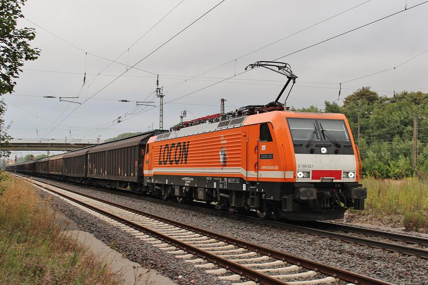 Am 2.September 2013 war Locon 189 821 mit einem langen H-Wagenzug in Elze(Han) auf dem Weg Richtung Sden.