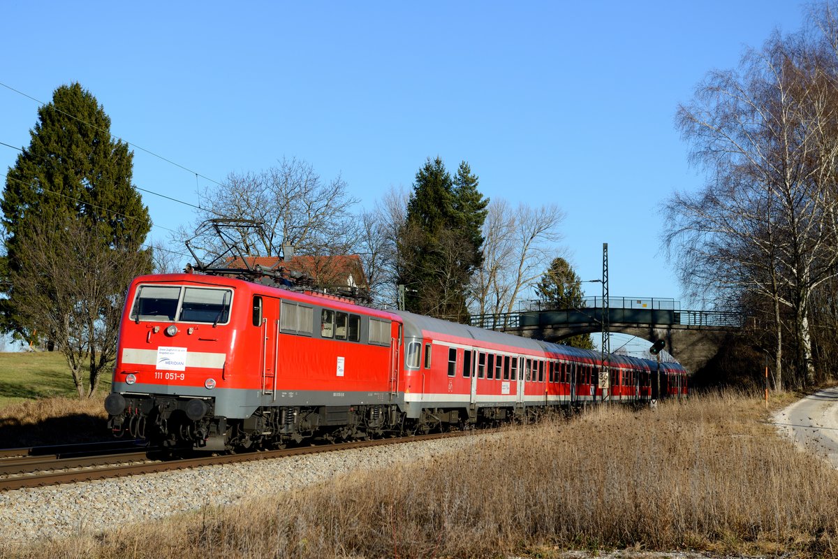 Am 30. Dezember 2013 konnte die bestens gepflegte 111 051 mit dem Meridian Ersatzzug M 79021 schiebend in Richtung Salzburg bei Übersee dokumentiert werden.