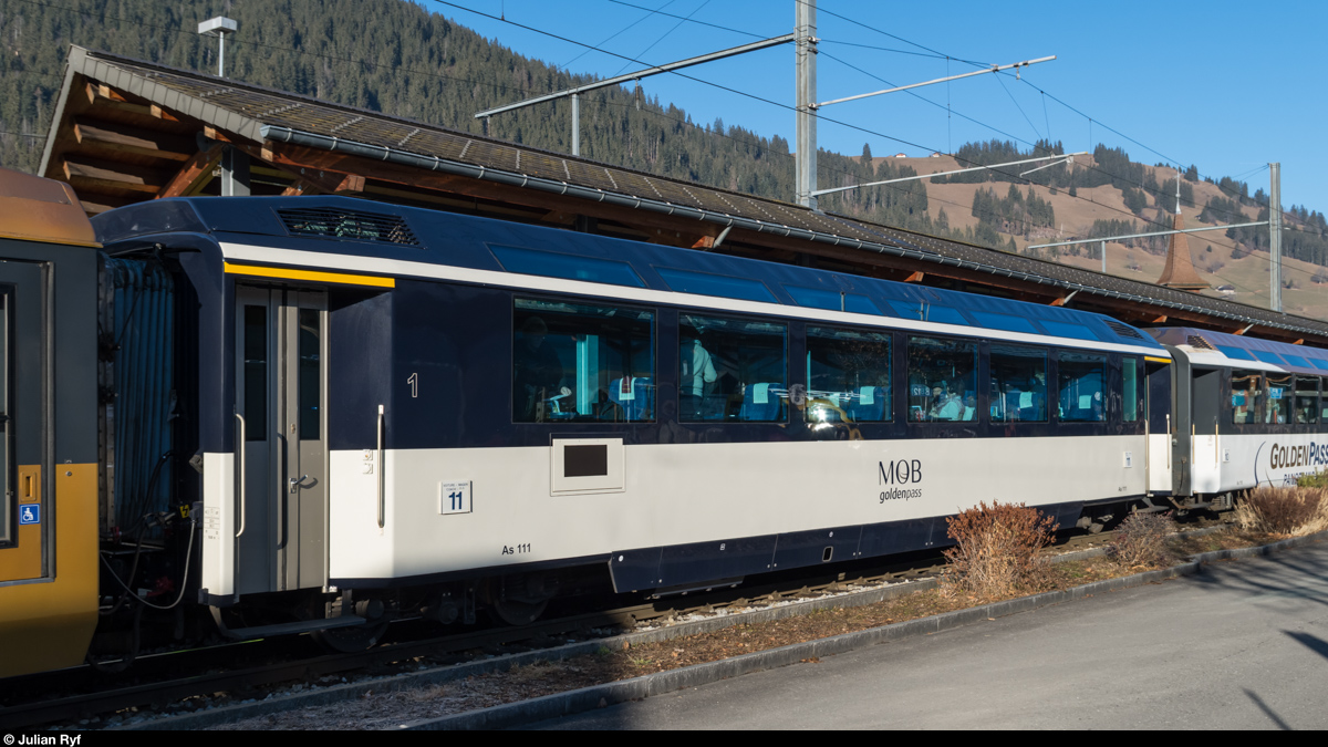 Am 30. Dezember 2015 konnte ich den As 111 als wohl ersten Personenwagen im neuen MOB-Anstrich in Zweisimmen ablichten.