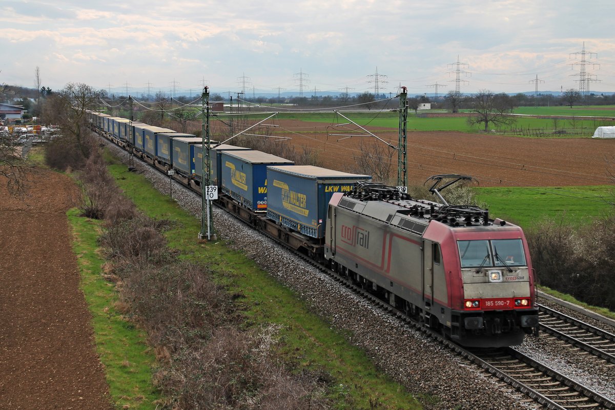 Am 30.03.2016 bespannte Beacon Rail/Crossrail 185 590-7 einen  LKW Walter -KLV nach Aachen West/Zeebrugge, als sie bei Auggen auf der KBS 703 in Richtung Freiburg fuhr.