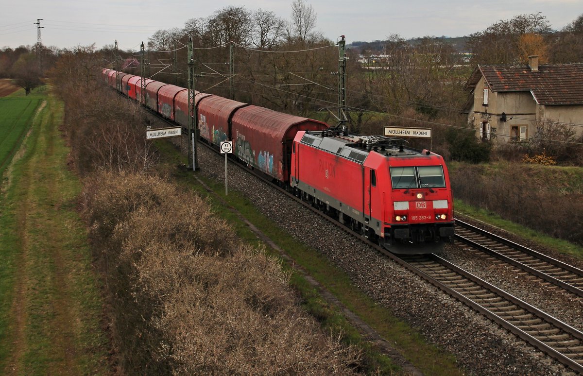 Am 30.03.2016 fuhr 185 283-9 mit einem Planenwagenzug südlich von Müllheim (Baden) auf der Rheintalbahn in Richtung Schweizer Grenze.