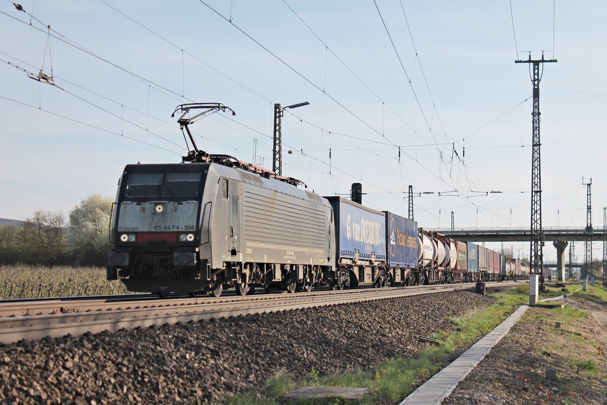 Am 30.03.2017 bespannte die MRCE/SBBCI ES 64 F4-996 (189 096-1) einen Containerzug nach Rotterdam Waalhaven, als sie durch die Gleisanlagen von Müllheim (Baden) gen Norden fuhr.