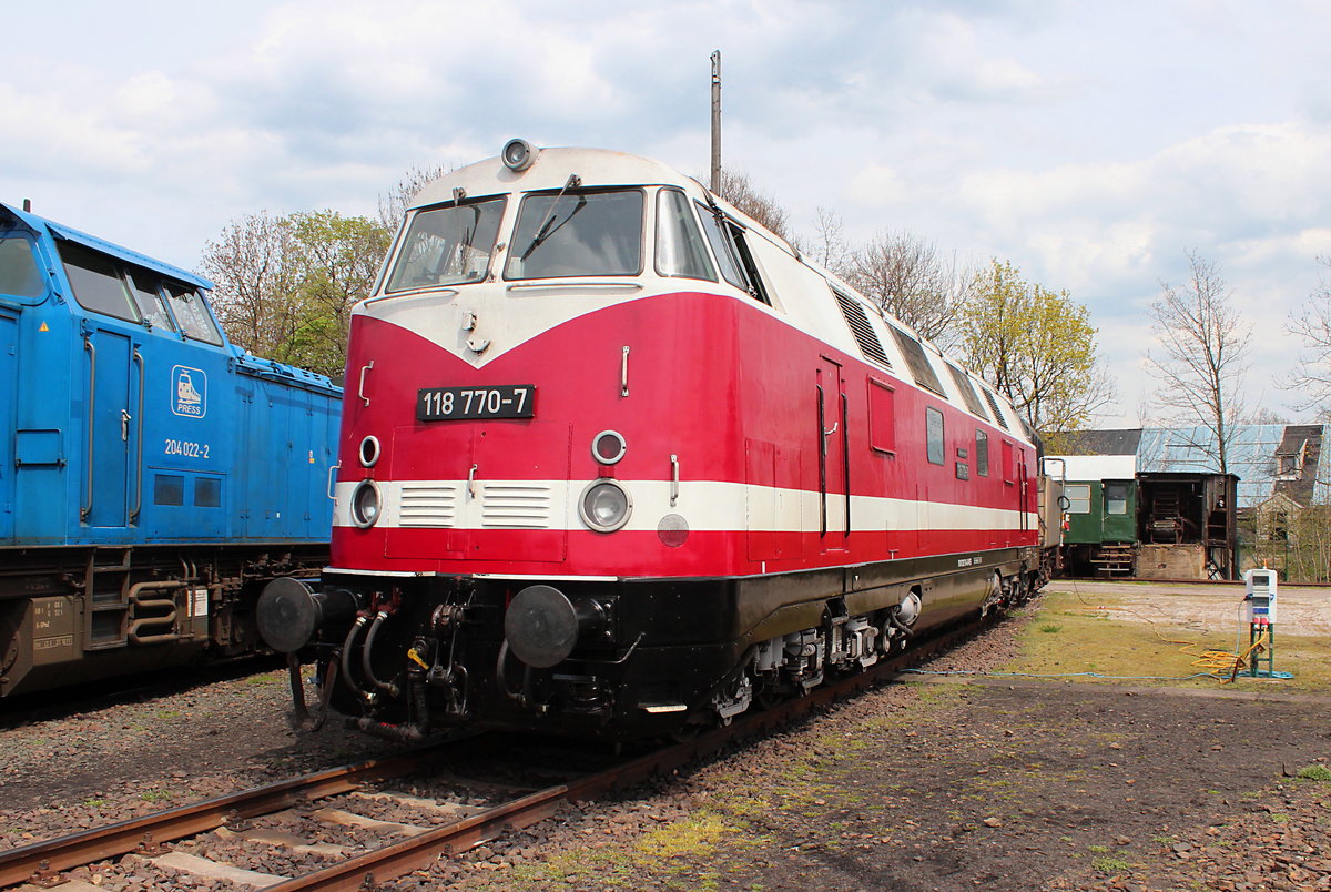 Am 30.04.2016 und 01.05.2016 war bei der IG Traditionlok 58 3047 e.V. Glauchau im selbigen BW Saisoneröffnung gewesen.

118 770-7 steht am 30.04.2016 auf dem BW-Fest in Glauchau