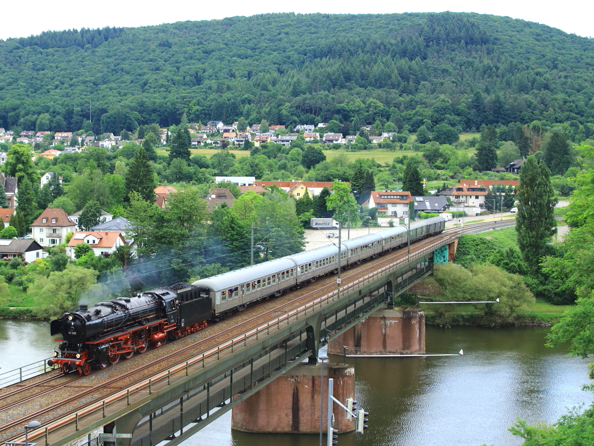 Am 30.05.2014 überquert 01 202 mit einem Sonderzug die Neckarbrücke bei Neckargemünd