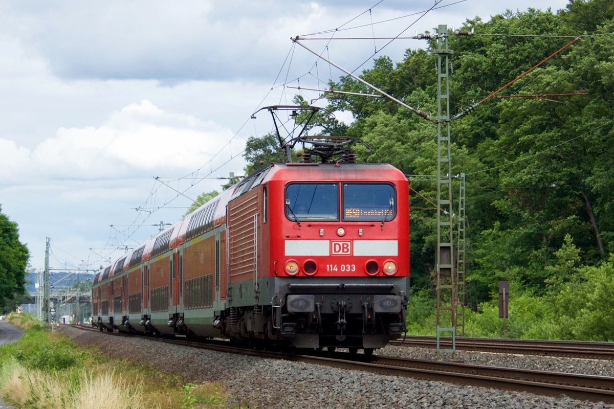 Am 30.06.2016, 16:05 fährt 114 033 den RE 4523 über die Kinzigtalbahn nach Frankfurt am Main. Der Zug hat soeben den Bahnhof Langenselbold mit drei Minuten Verspätung verlassen. Trotz des hohen Fernverkehrs auf dieser Ausbaustrecke, ist der RE50 noch (fast) pünktlich.