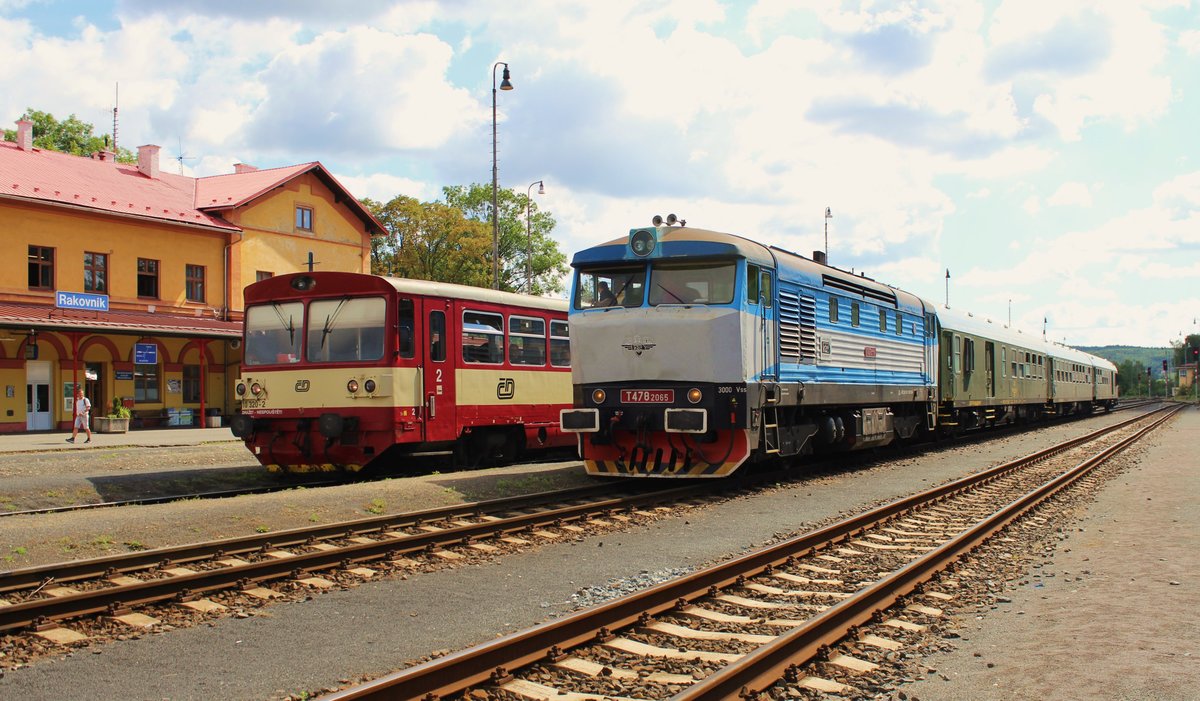 Am 30.07.16 ging es mit dem Rakovnický rychlík von Prag nach Rakovnik. Hier der Zug mit T478 2065 (749 259) und 810 320-2 in Rakovnik. 