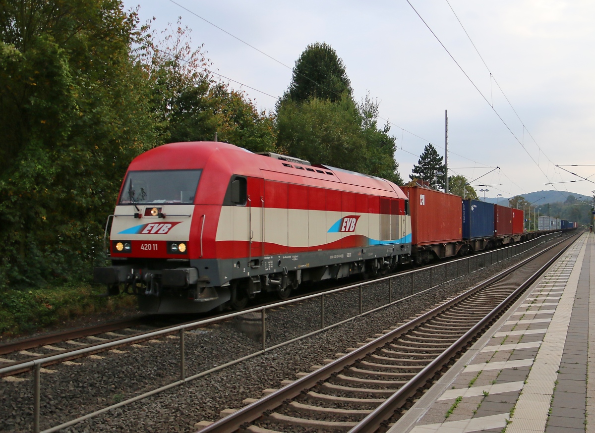 Am 30.09.2014 bespannte die 223 031 (420 11) der EVB/MWB einen Containerzug in Richtung Norden. Aufgenommen in Wehretal-Reichensachsen.