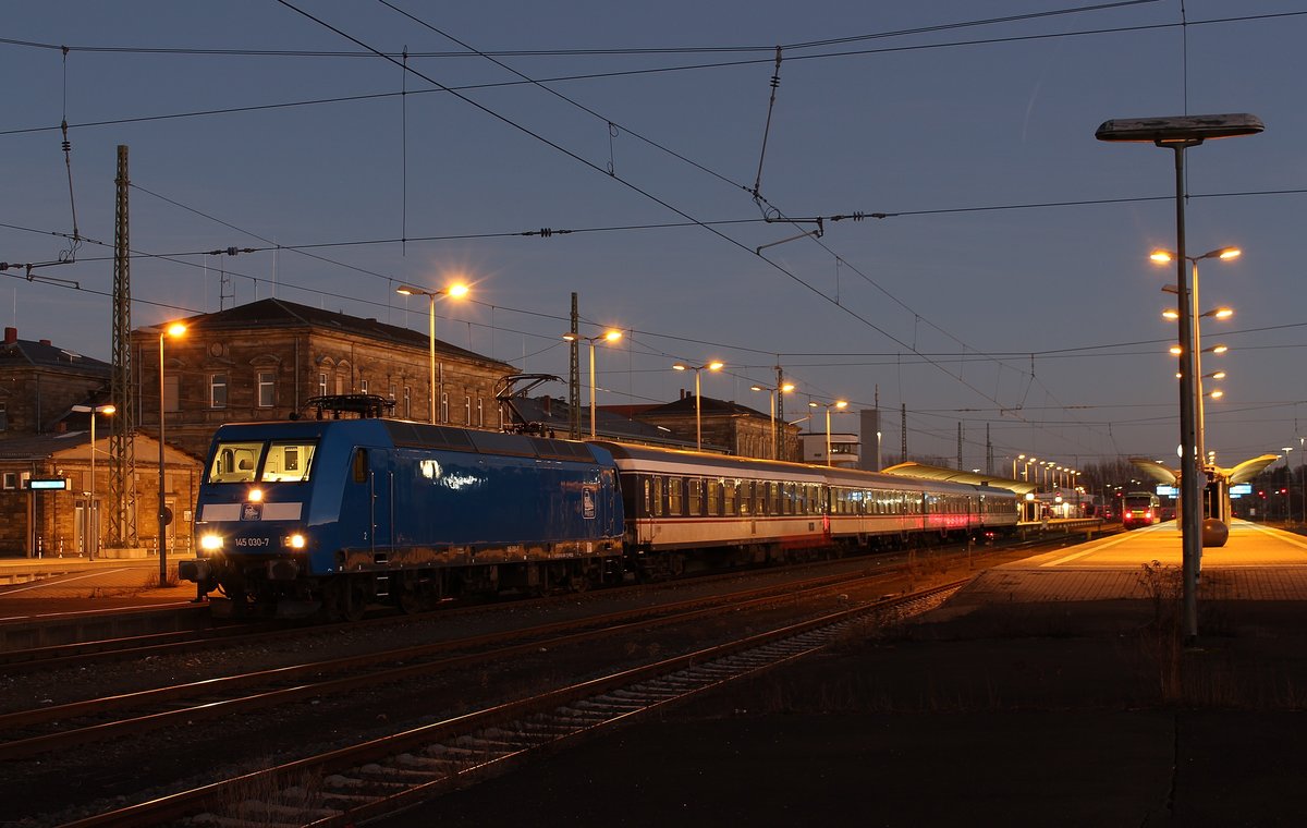 Am 30.12.16 wurde mit dem Ersatzzug mitgefahren. Es ging von Plauen/V. nach Hof-Dresden-Hof und zurück nach Plauen/V. Hier 145 030 mit dem RE 26989 in Hof Hbf.