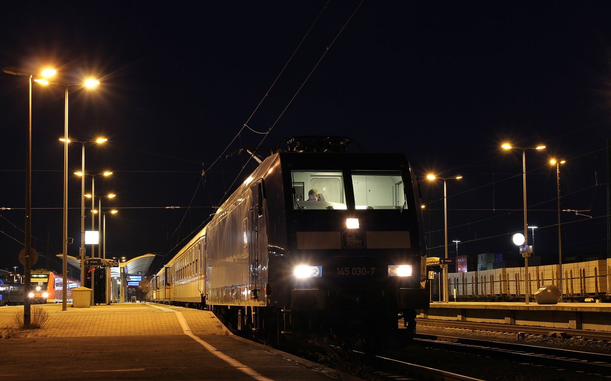 Am 30.12.16 wurde mit dem Ersatzzug mitgefahren. Es ging von Plauen/V.nach Hof-Dresden-Hof und zurück nach Plauen/V. Hier 145 030 mit dem RE 26989 in Hof Hbf.