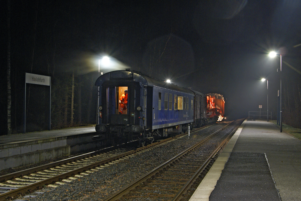 Am 3.02.2014 war um 6 Uhr  für den Trafozug zum Umspannwerk Friedrichsgabe das Ziel fast erreicht: Mit dem LÜ-Begleitwagen vorraus fährt der Zug in die Station Haslohfurth ein, hier zweigt das Anschlussgleis zu o.g. Umspannwerk ab.