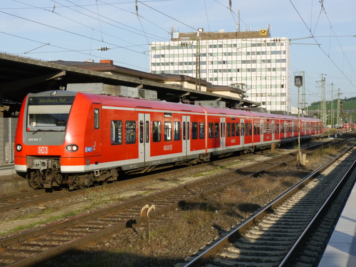 Am 31 Juli 2017 fuhr 425 047 mit einem weiterem 426 als RB 58102 aus Treuchlingen in Würzburg Hbf auf Gleis 1 ein.