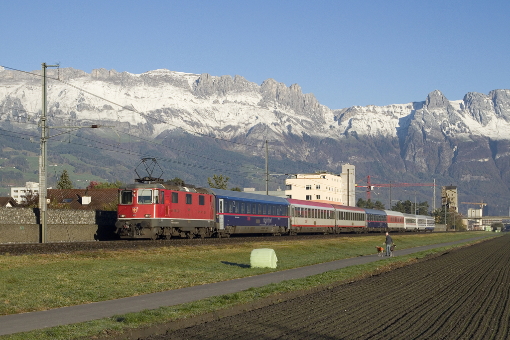 Am 31. Oktober 2017 ist Re 4/4 11152 mit dem EN 464  nightjet  (Graz Hbf - Zürich HB mit Kurswagengruppe Zagreb Gl. kol. - Zürich HB) zwischen Buchs SG und Sevelen unterwegs und präsentieren sich hier vor dem mächtigen Panorama der Appenzeller Alpen.